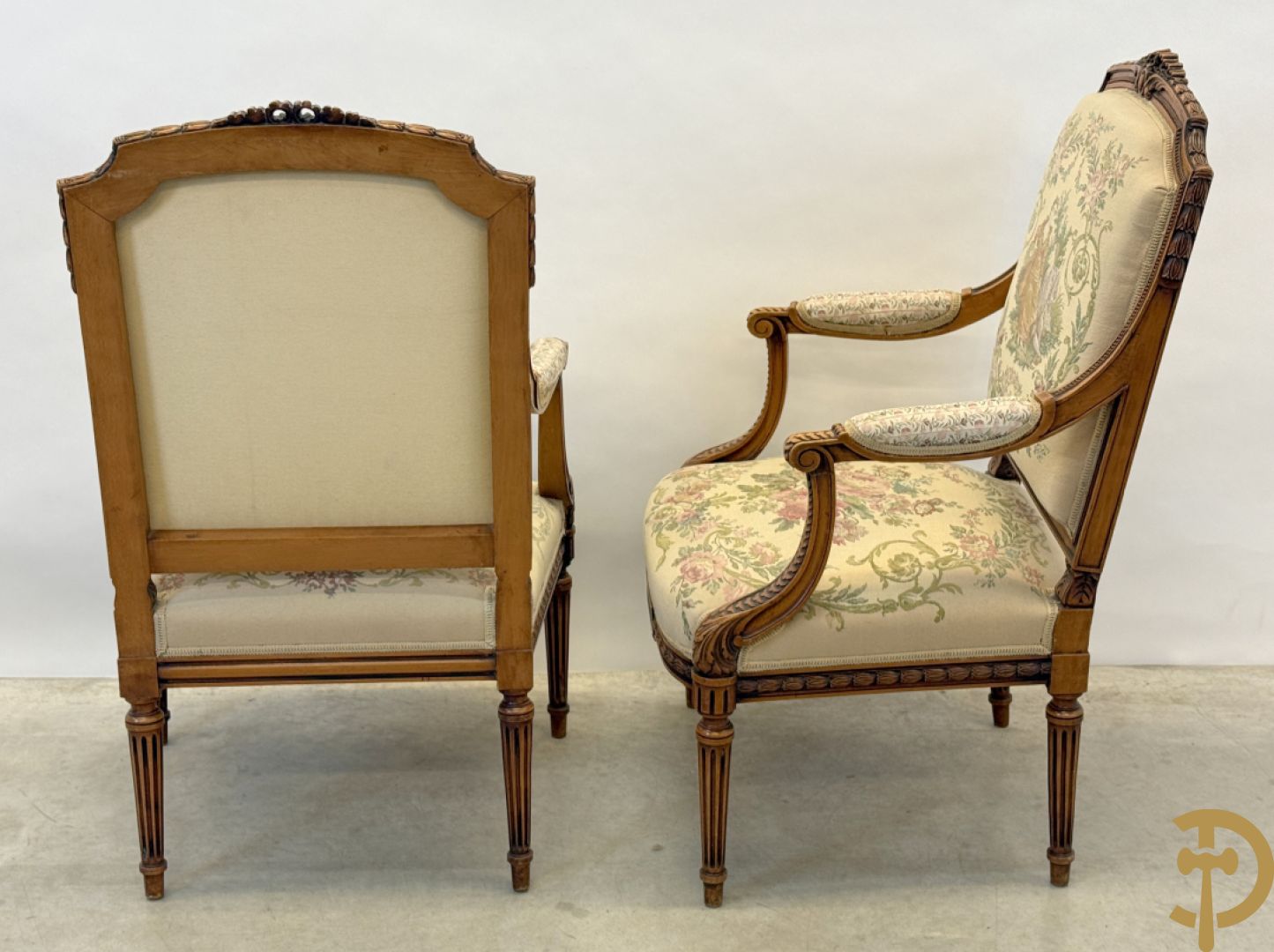 Vijfdelig notelaren Louis XVI salonensemble bestaande uit canapé, 2 armzetels en 2 stoelen