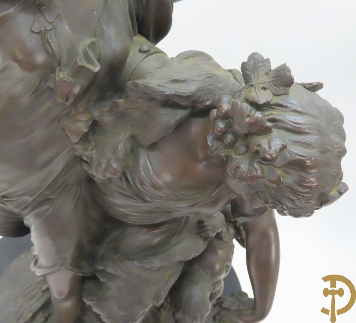 CLODION getekend - Paar elegante bronzen dames met tambour en fruit, geflankeerde door jonge faune, op marmeren klokstel - opgebouwd als garnituur met 2 kandelaars met bronzen kindjes dragende een toorts met bloemen en kaarsen