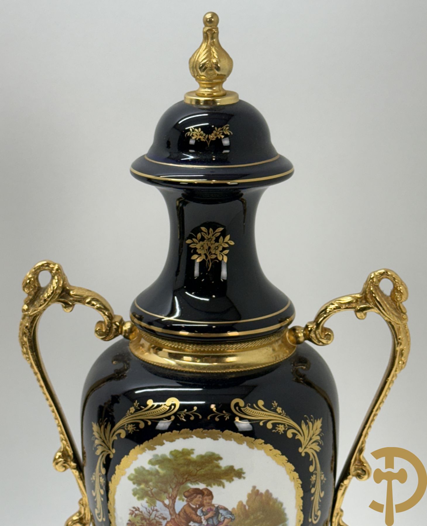 Paar kobaltblauwe siervazen met romantisch decalcomanie decor bezet met bronzen armen