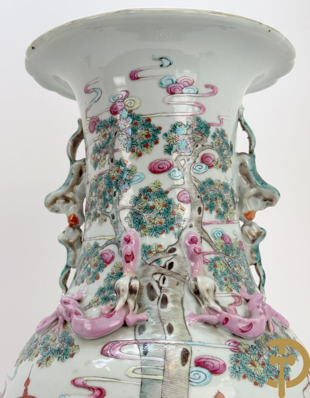 Chinese porseleinen vaas met dubbel decor van dieren, personages, dames en kinderen