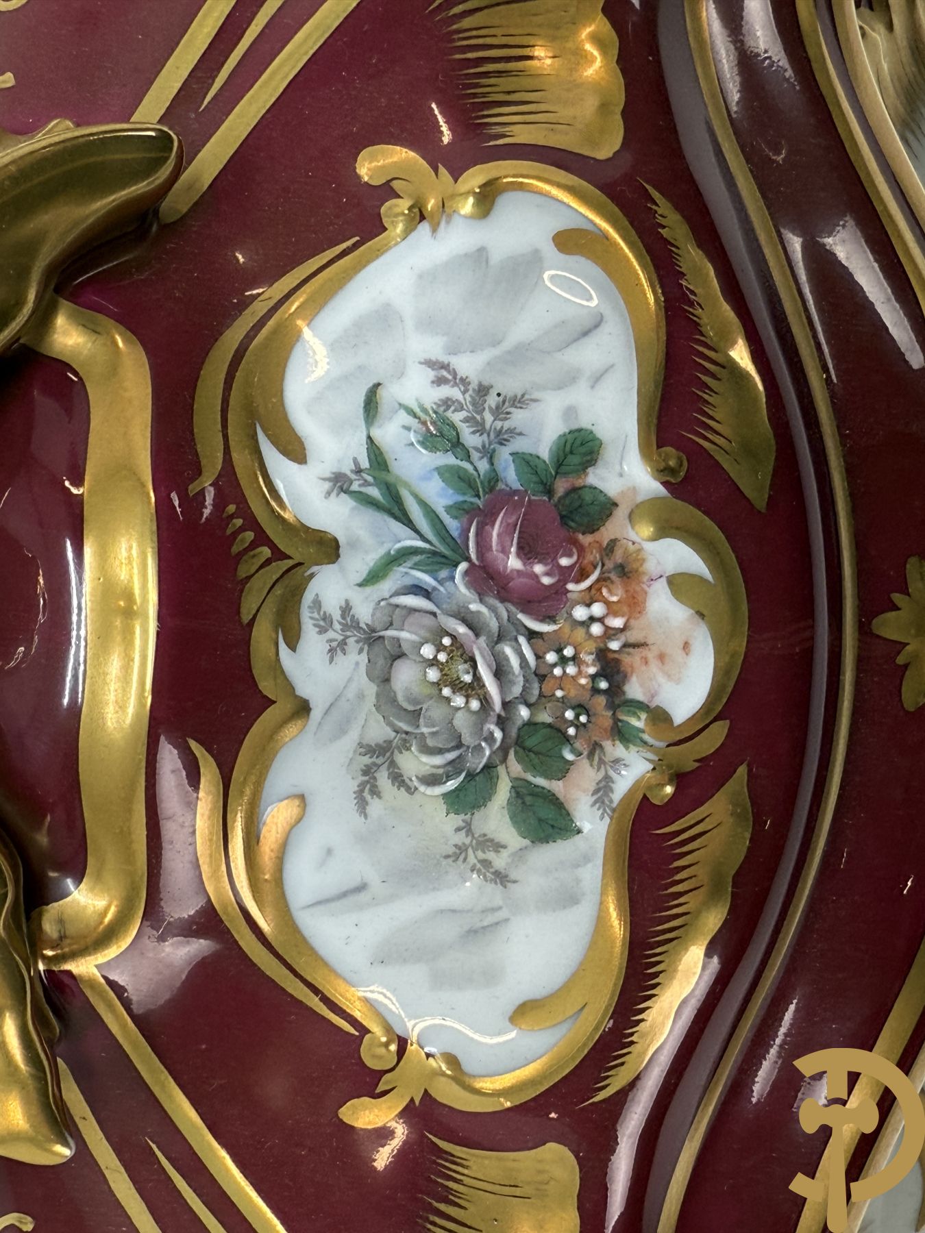 Porseleinen milieu de table (schaal en coupe) Limoges met bloemendecor en vergulde ornamenten, gemerkt onderaan
