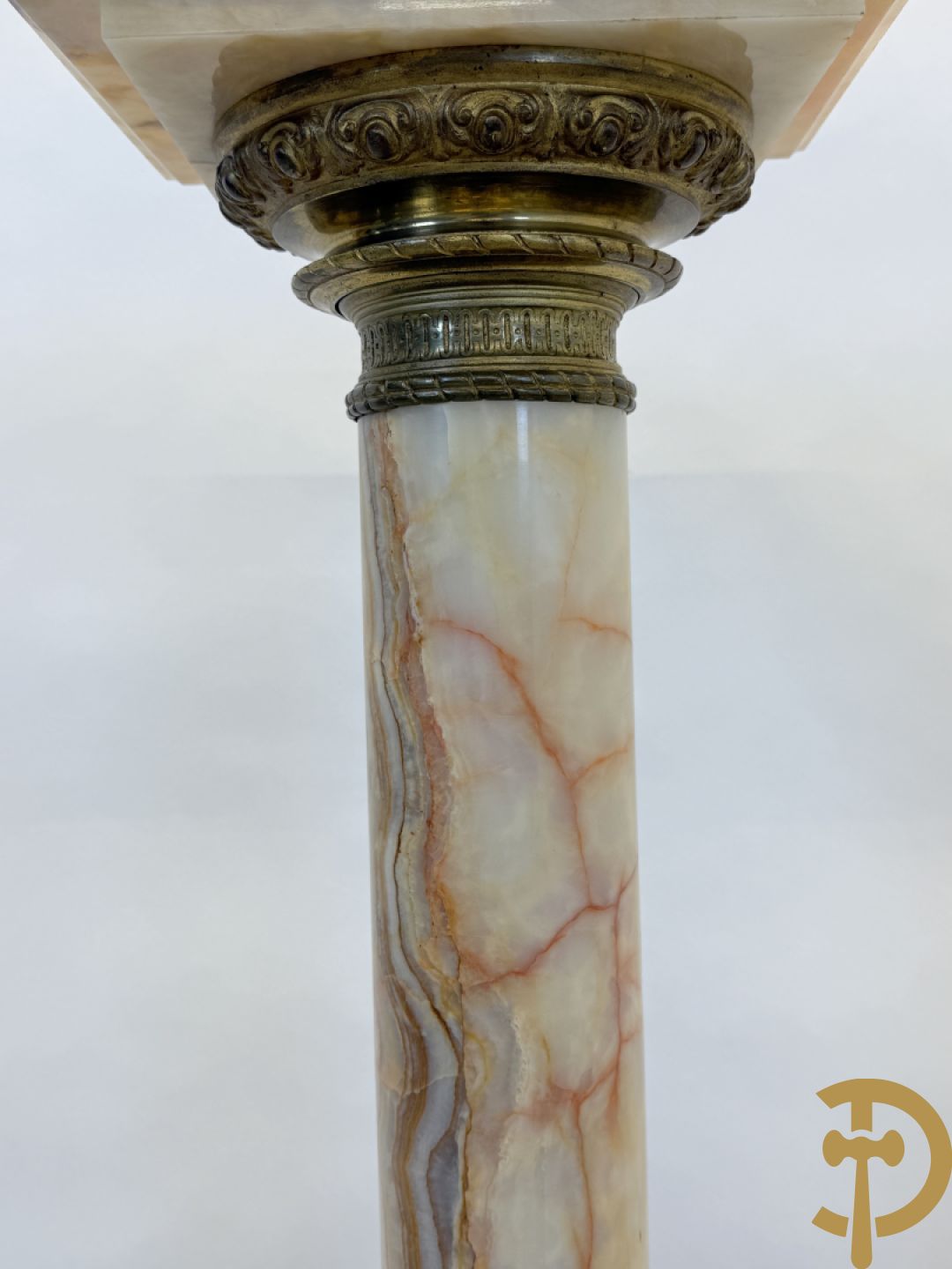 Marmeren zuil, onder en boven met beslag van accanthusranken bezet
