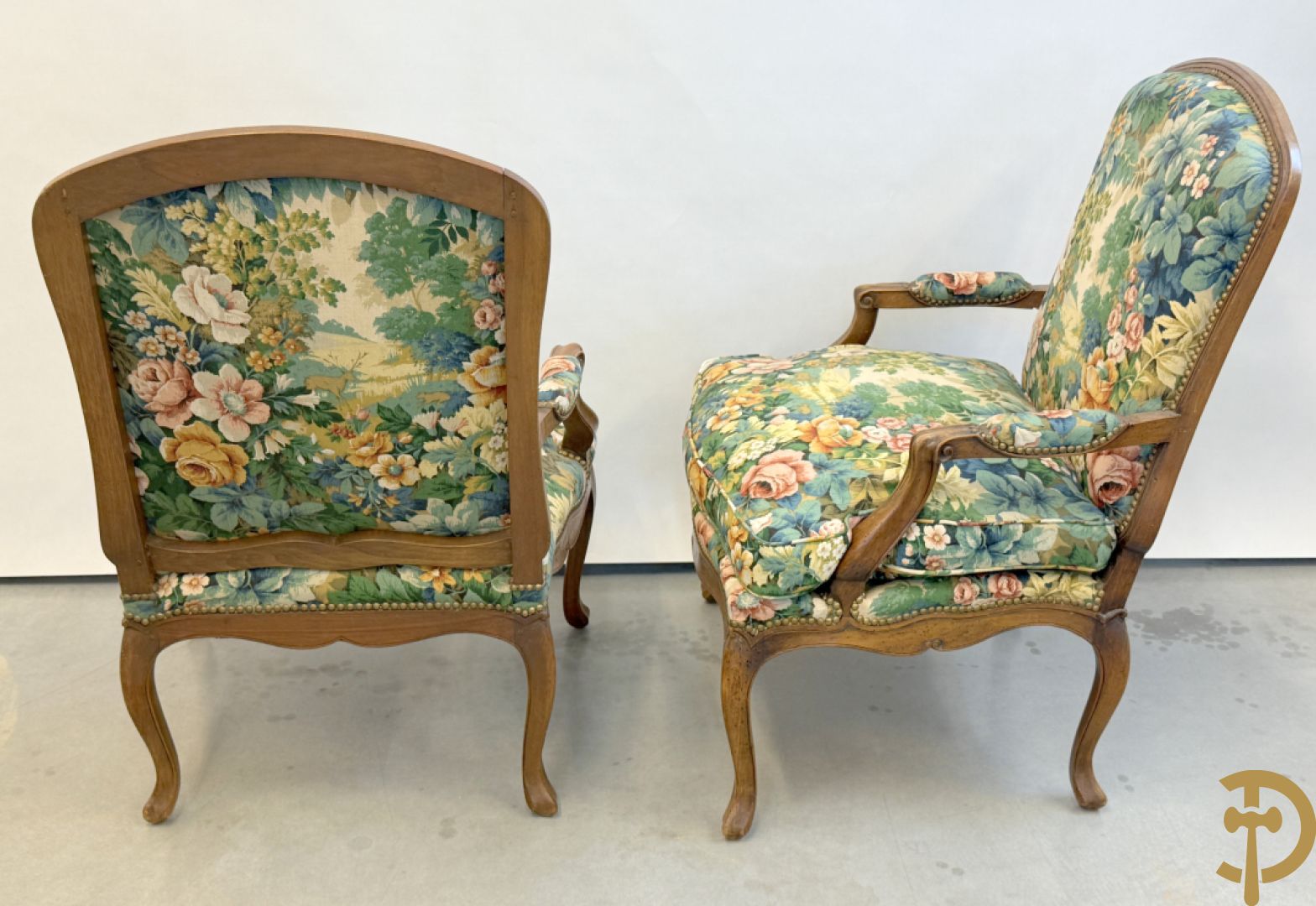 Vier notelaren armzetels bekleed met bloemenstof, met gezwaaide armleuningen op voluutvormige poten + bijhorend voetbankje