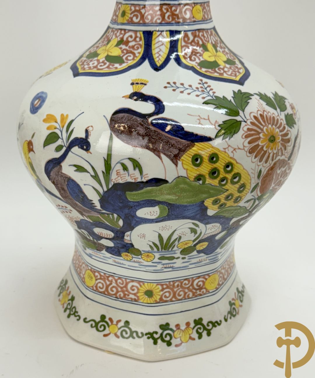 Driestel in polychrome faience met decor van vogels en bloemen bestaande uit dekselpotiche geflankeerd door 2 knobbelvazen, Boch 104/5