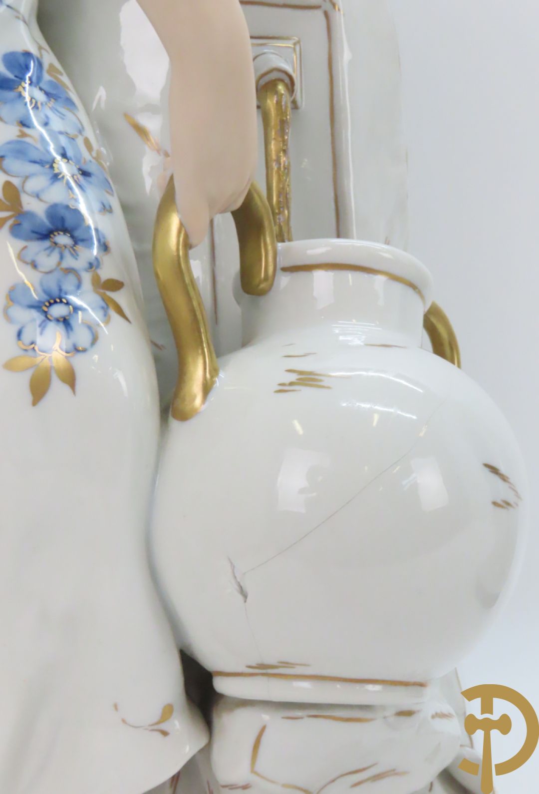 Paar Royal Dux personages van dame en heer bij de waterkraan, onderaan gemerkt en genummerd 10965 en 10563