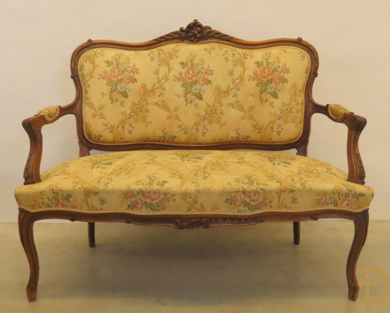 Vijfdelig Louis XV salonensemble in beuk bestaande uit tweezit, 2 armzetels en 2 stoelen