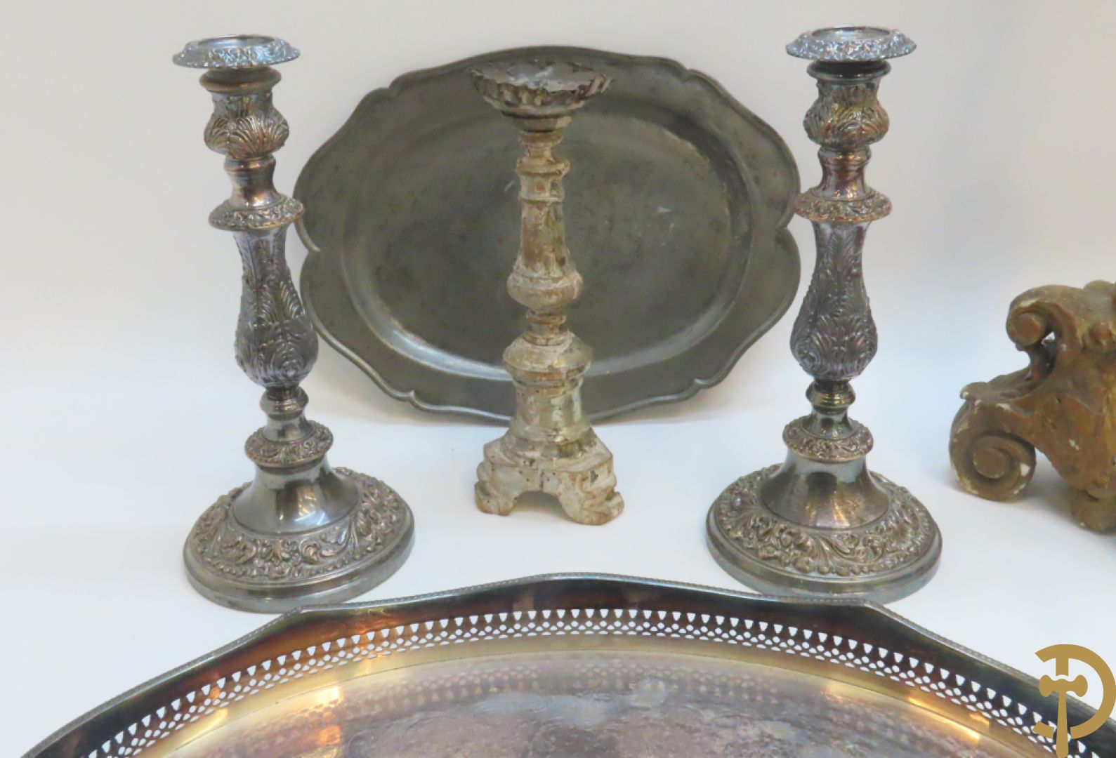 Reeks verzilverde kandelaars met rocailles + paar koperen kandelaars + houten kandelaar + 2 tinnen schotels + bestek e.a.