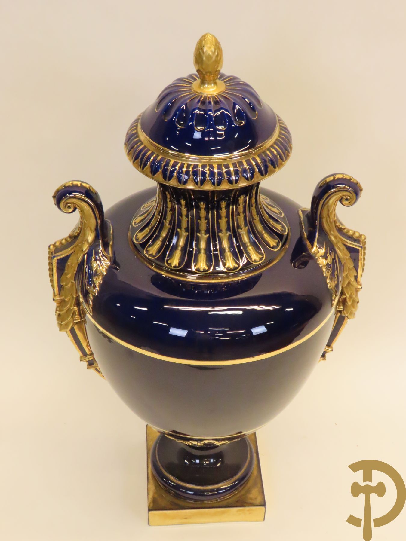 Grote kobaltblauwe porseleinen siervaas met deksel en accanthusranken opzij