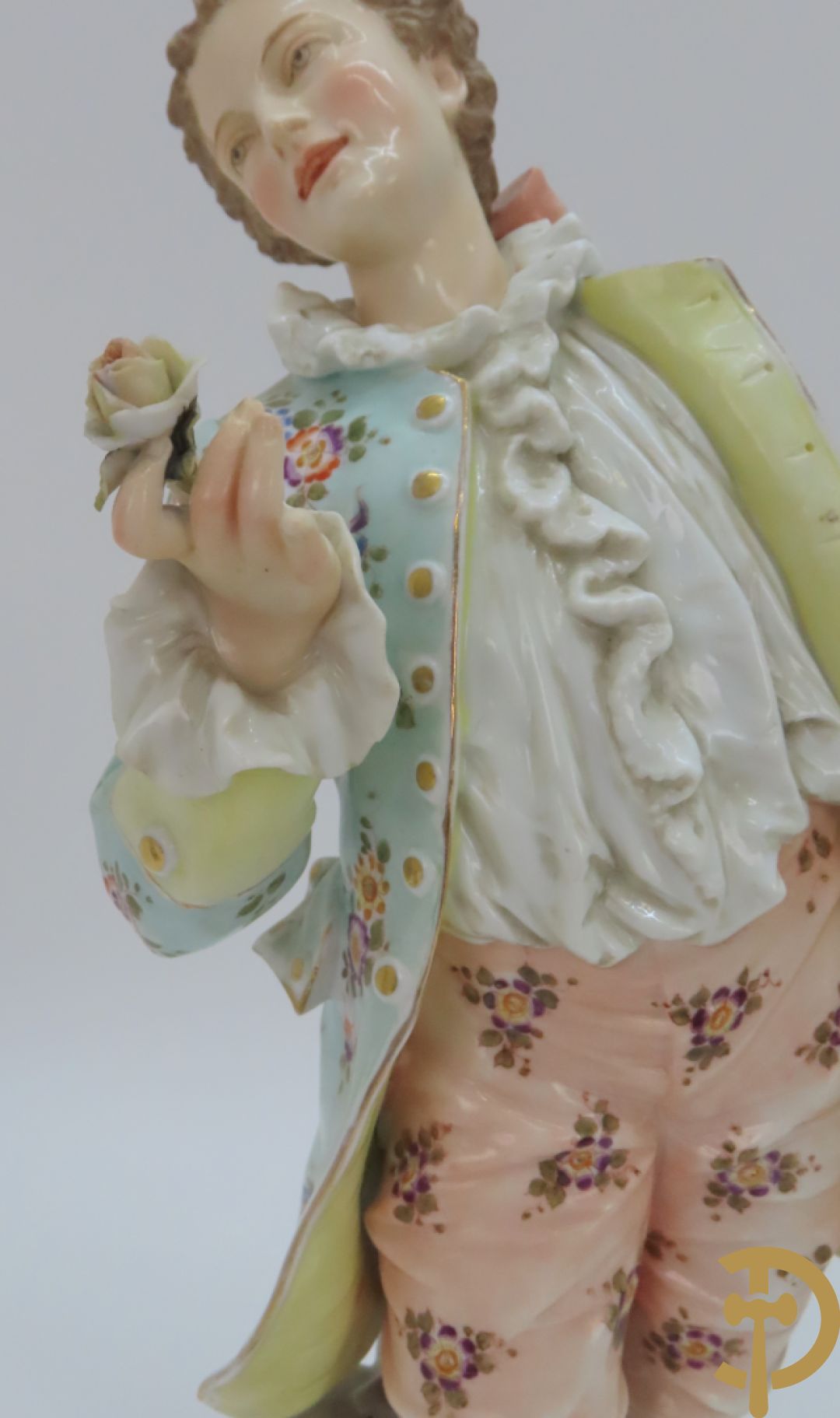 Paar meerkleurige porseleinen beelden van romantisch koppel , onderaan gemerkt