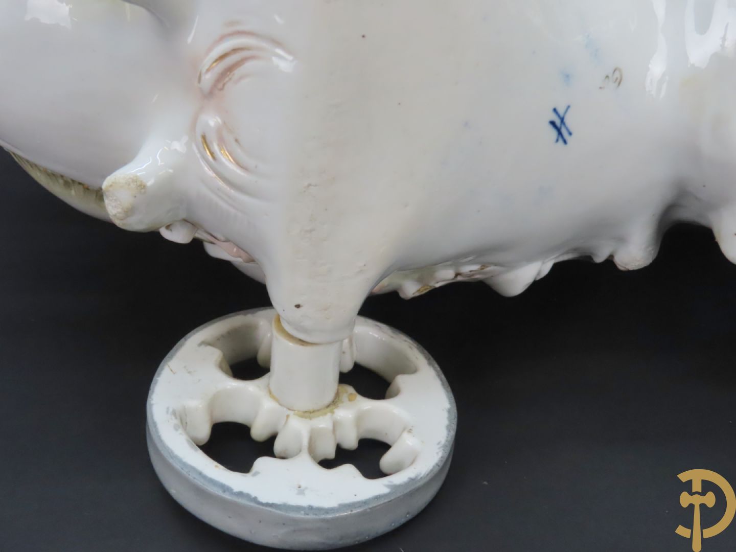 Meerkleurige porseleinen sierwagen slede met 3 dames voortgetrokken door 3 honden, onderaan gemerkt