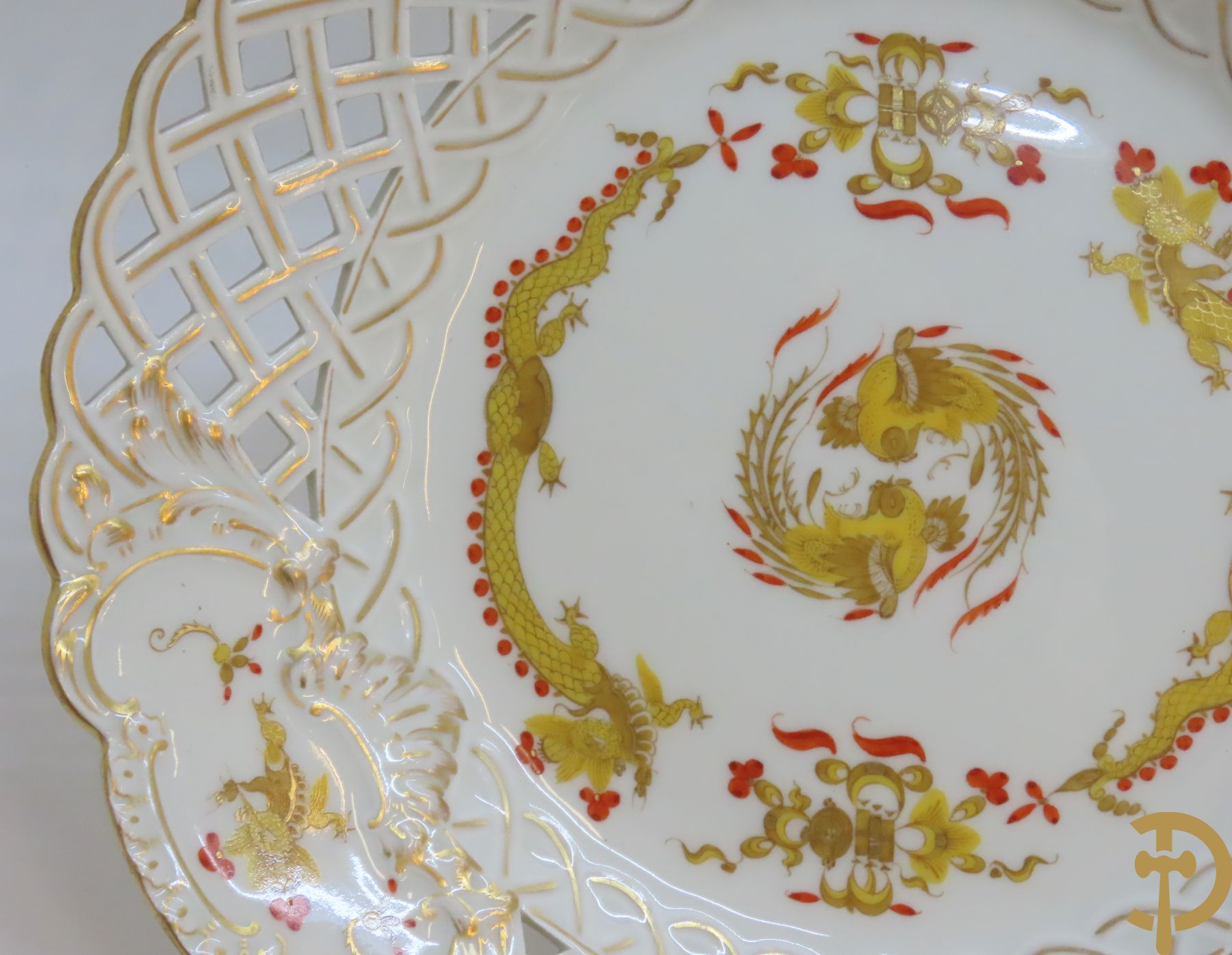 Zes porseleinen borden onder gemerkt met zwaarden / Meissen : 1 bord met stadstafereel, 1 verlucht bord met drakendecor, 1 bord met vogeldecor, 1 met bloemen en 2 met bloemendecor omgeven door vergulde rand