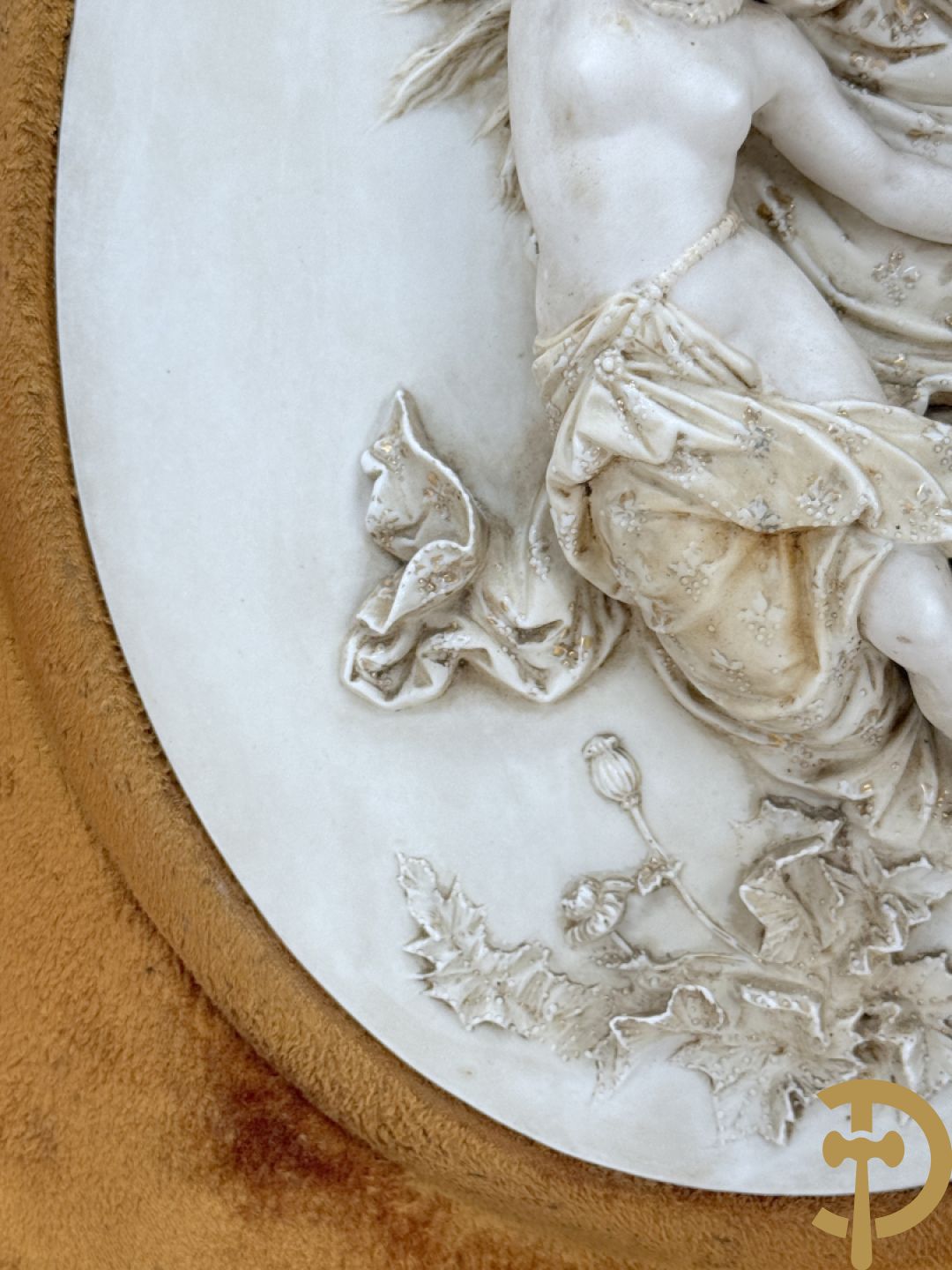 Paar ovale porseleinen plakkettes met elegante dame in bloemenveld