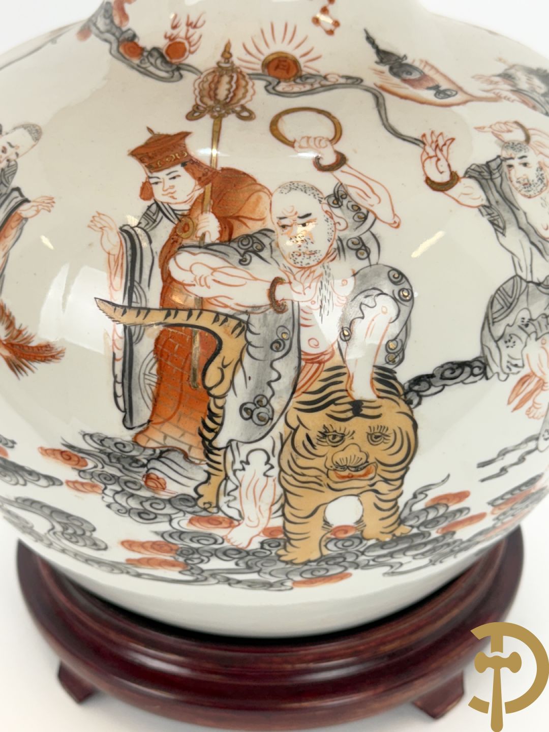 Chinese porseleinen vaas met handbeschilderde geanimeerde taferelen - als lampadaire omgebouwd