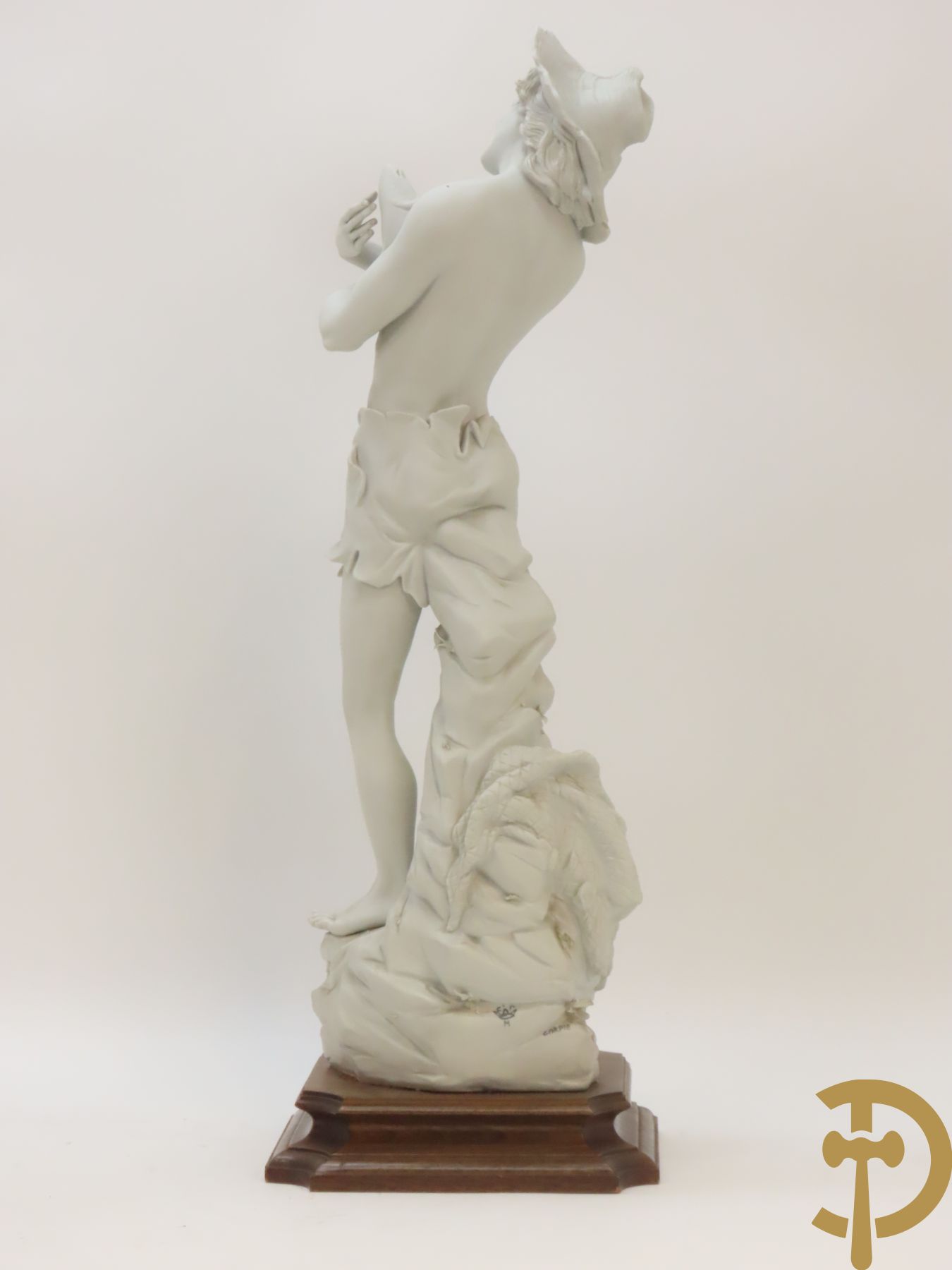 Drie beelden in Capo di Monte porselein : dame met lang haar, jongeman met vis en koppel op bank