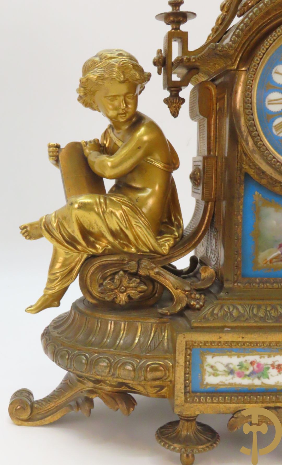 Driedelige bronzen garnituur bezet met Sèvres porselein bestaande uit pendule geflankeerd door paar cupido