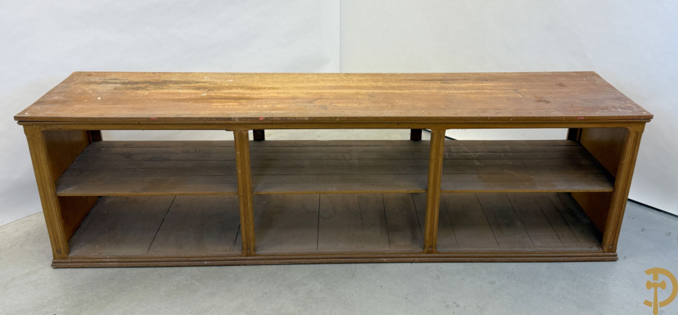 Pine winkeltoog met étagère in faux bois beschilderd