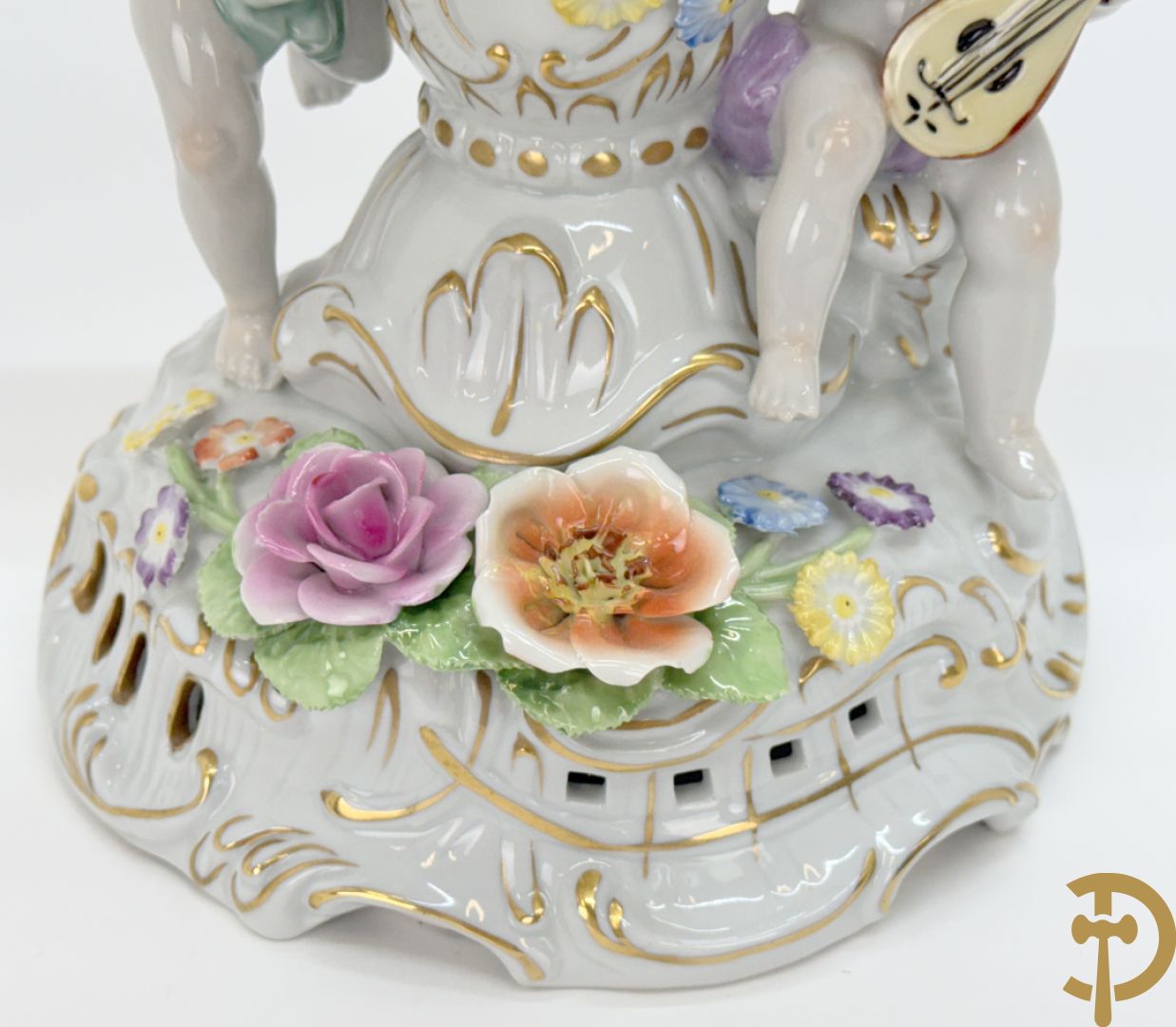 Porseleinen vijfarmige kandelaar met 2 cupido