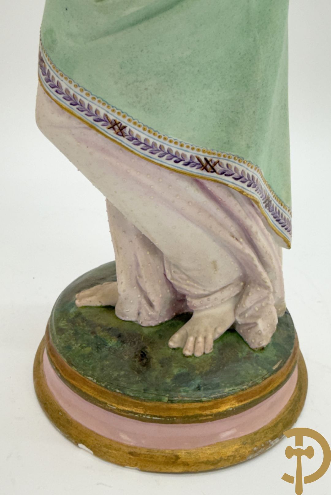 Paar Franse biscuits van elegante dame met hond en dame met bloemen op schouder