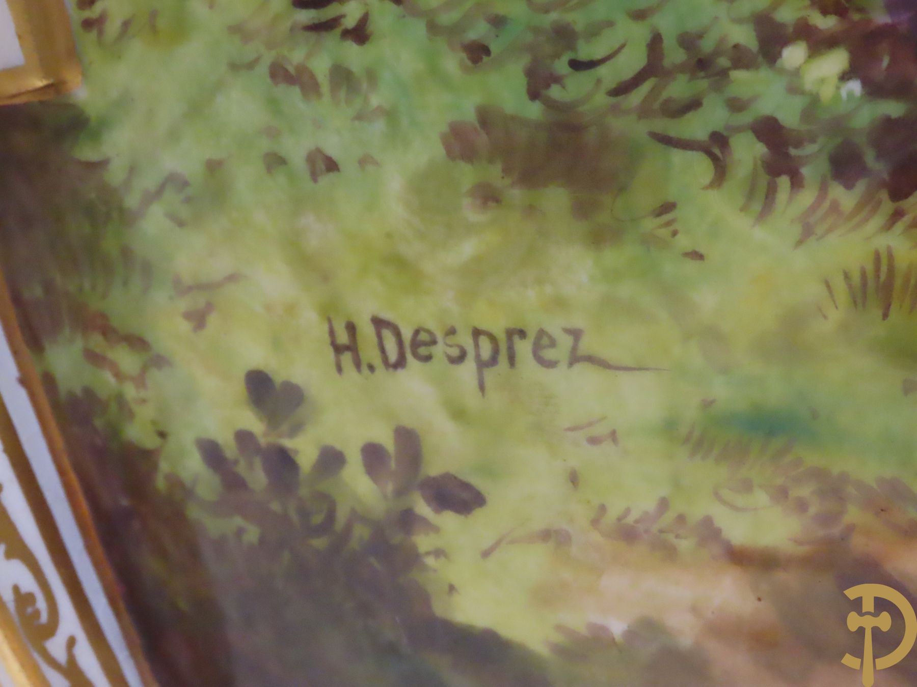 Grote porseleinen Sèvres vaas met dubbel decor van cavalerie, slagveldtaferelen en zicht op kasteel, DESPREZ H. getekend in het decor - bovenaan met verguld decor en zijdelings met bronzen oren en accanthusranken - deksel met Sèvres merkteken - op vierkante bronzen sokkel met klauwepoten