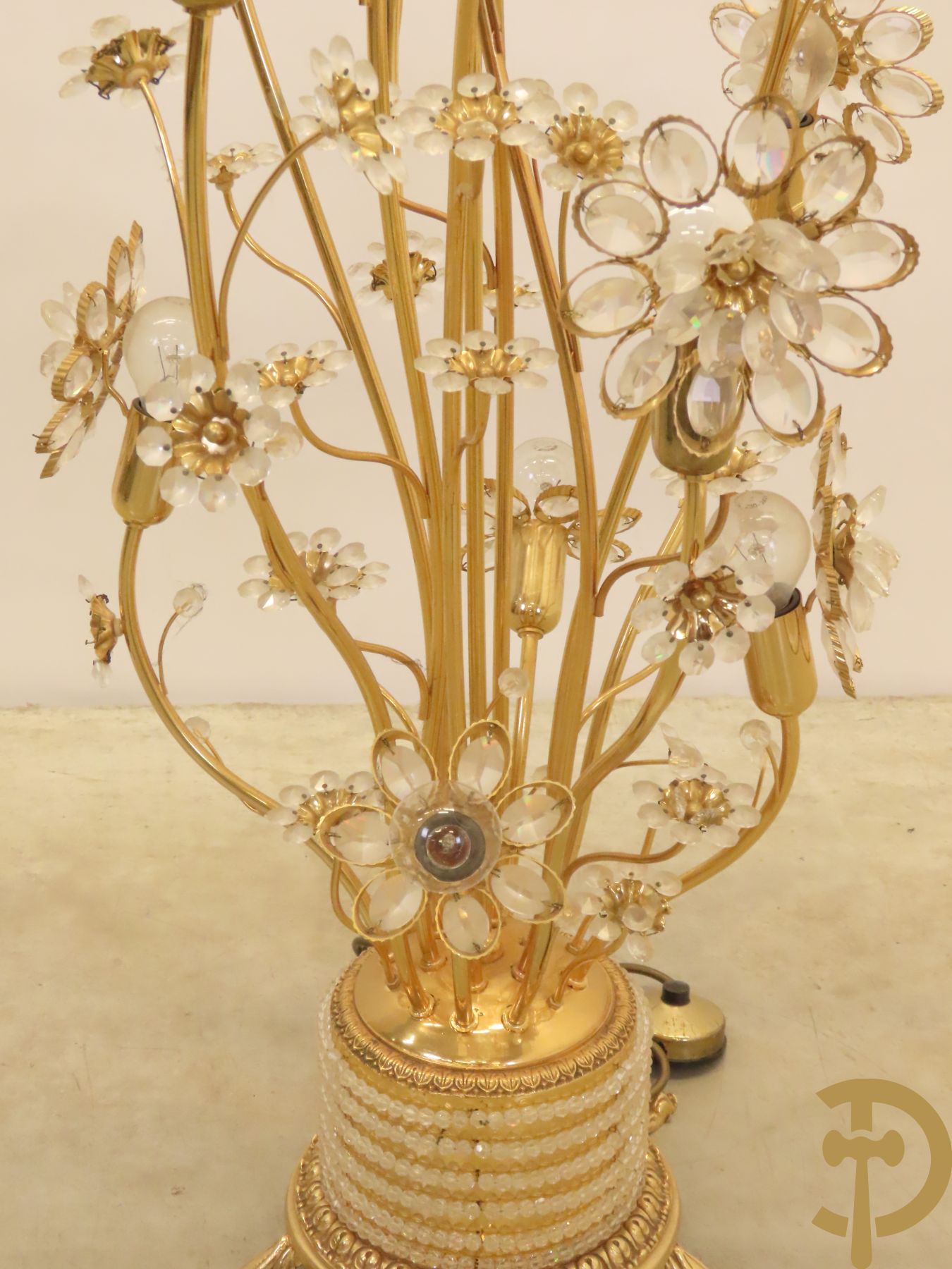 Vintage koperen staande lampadaire met strass bloemen