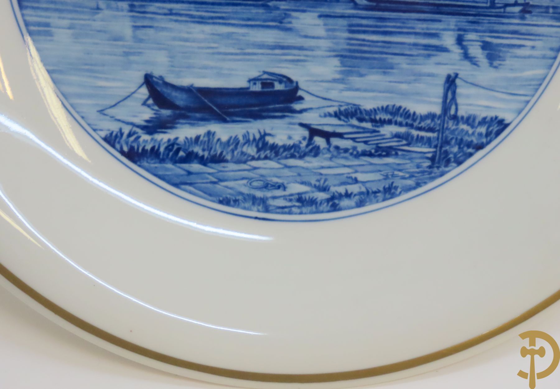 Zes porseleinen borden onder gemerkt met zwaarden / Meissen : 1 bord met stadstafereel, 1 verlucht bord met drakendecor, 1 bord met vogeldecor, 1 met bloemen en 2 met bloemendecor omgeven door vergulde rand