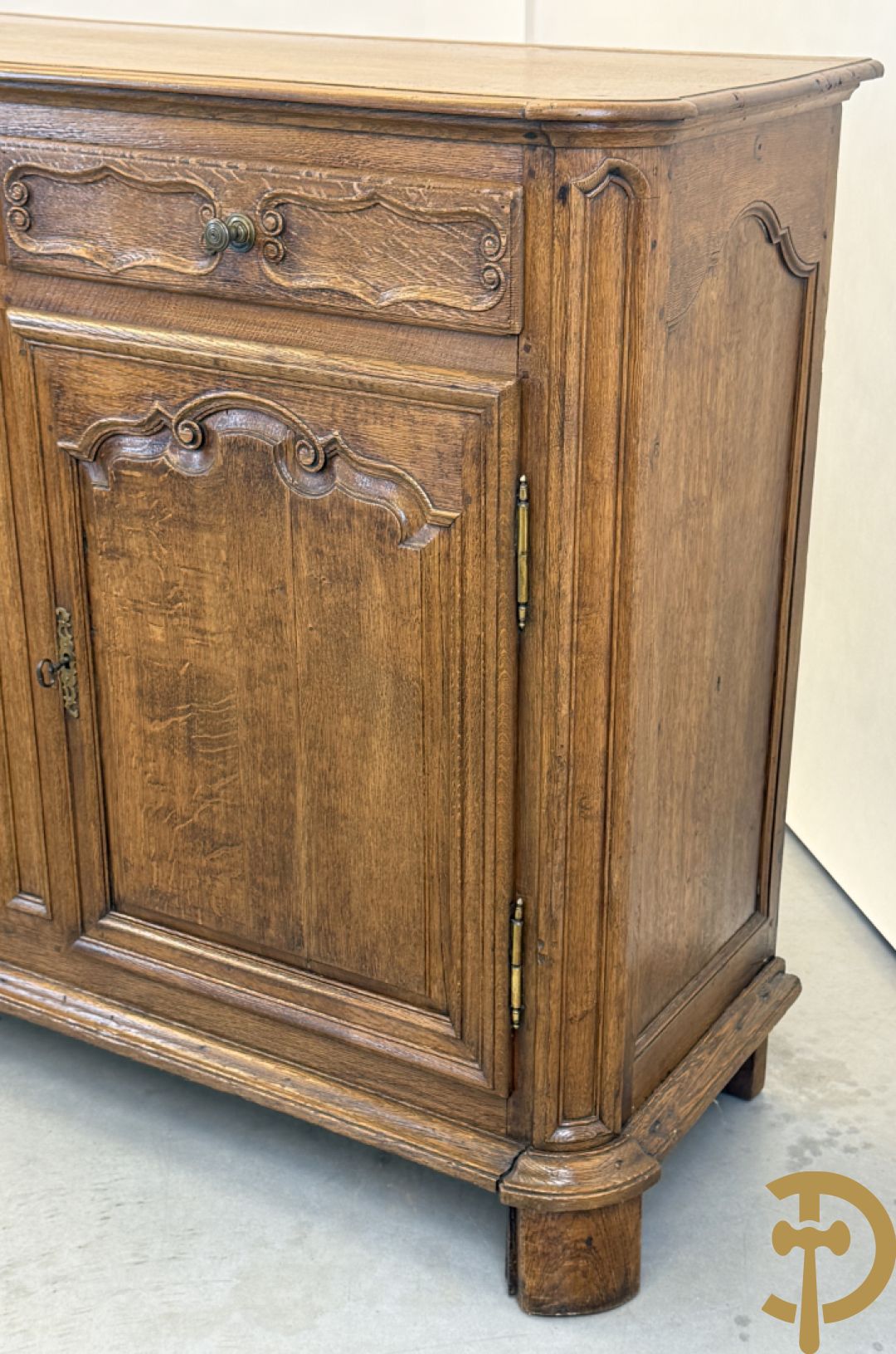 Eiken dressoir met 4 deuren, 4 lades en afgestoken Louis XV panelen