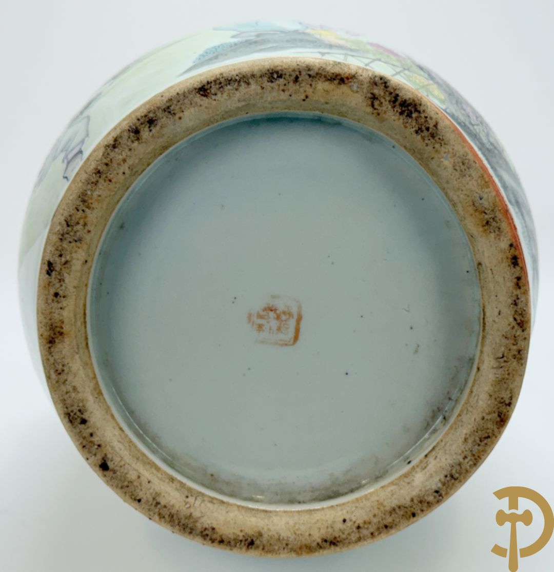 Chinese porseleinen vaas met decor van wijsgeer omgeven door kinderen