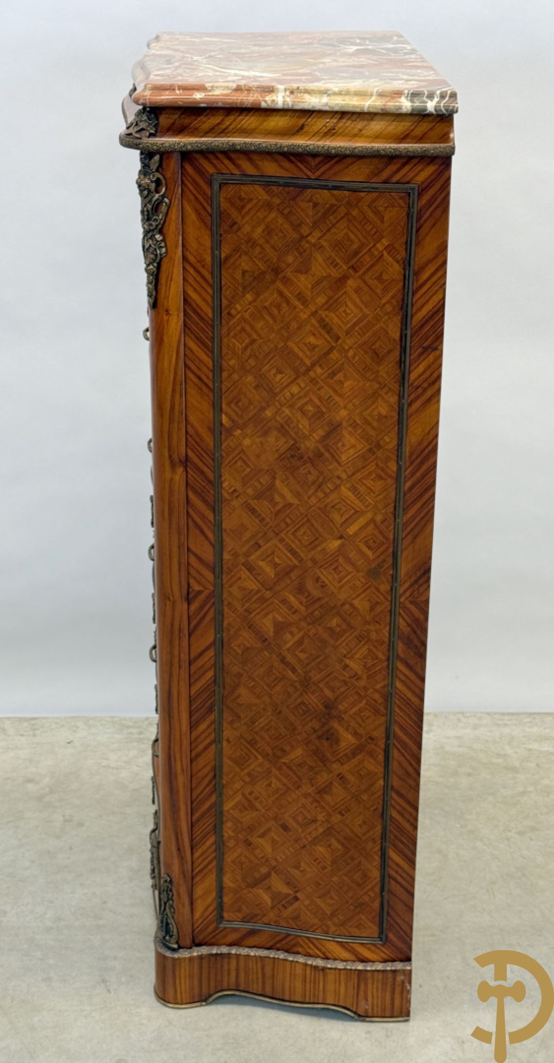 Gemarketteerde notelaren zevenladenkast bezet met bronsbeslag en marmeren blad