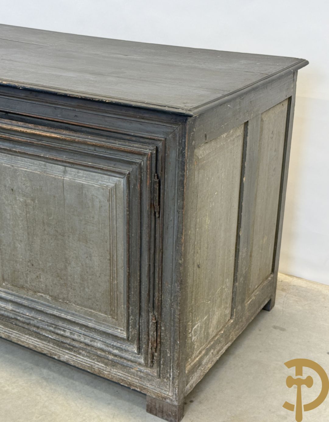 Gepatineerde tweedeursdresse met afgestoken panelen