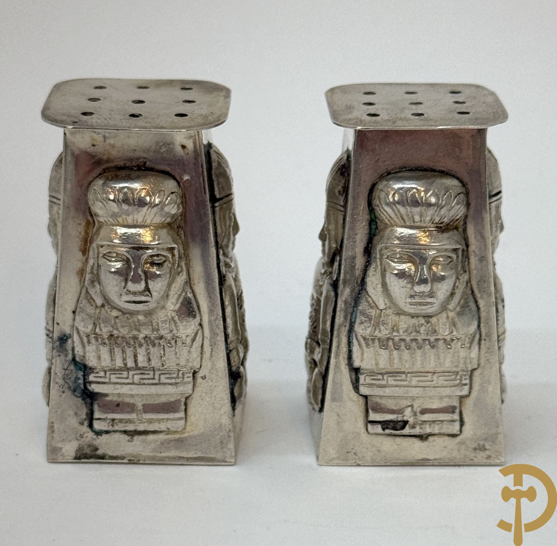 Massief zilveren schelp met lepeltje + 2 openklapbare   sucriers + peper- en zoutstel + mosterdpotje met zilveren omhulsel