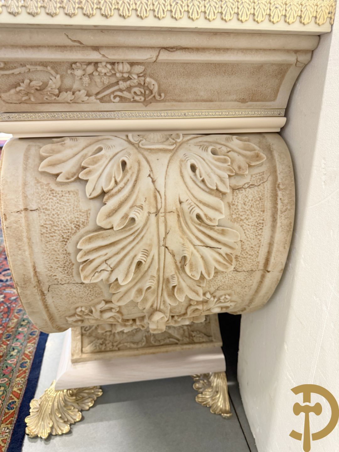 Uitzonderlijke eetkamer bestaande uit dressoir met 4 deuren en 2 lades op voluutvormig onderstel met rocailles opzij en boven met spiegel + bijhorende vitrine + console + spiegel + tafel op voluutvormig onderstel + 6 bijhorende armzetels met koperen frame - uniek ontwerp door de firma Vidal Grau Spaanse makelij, begin jaren 