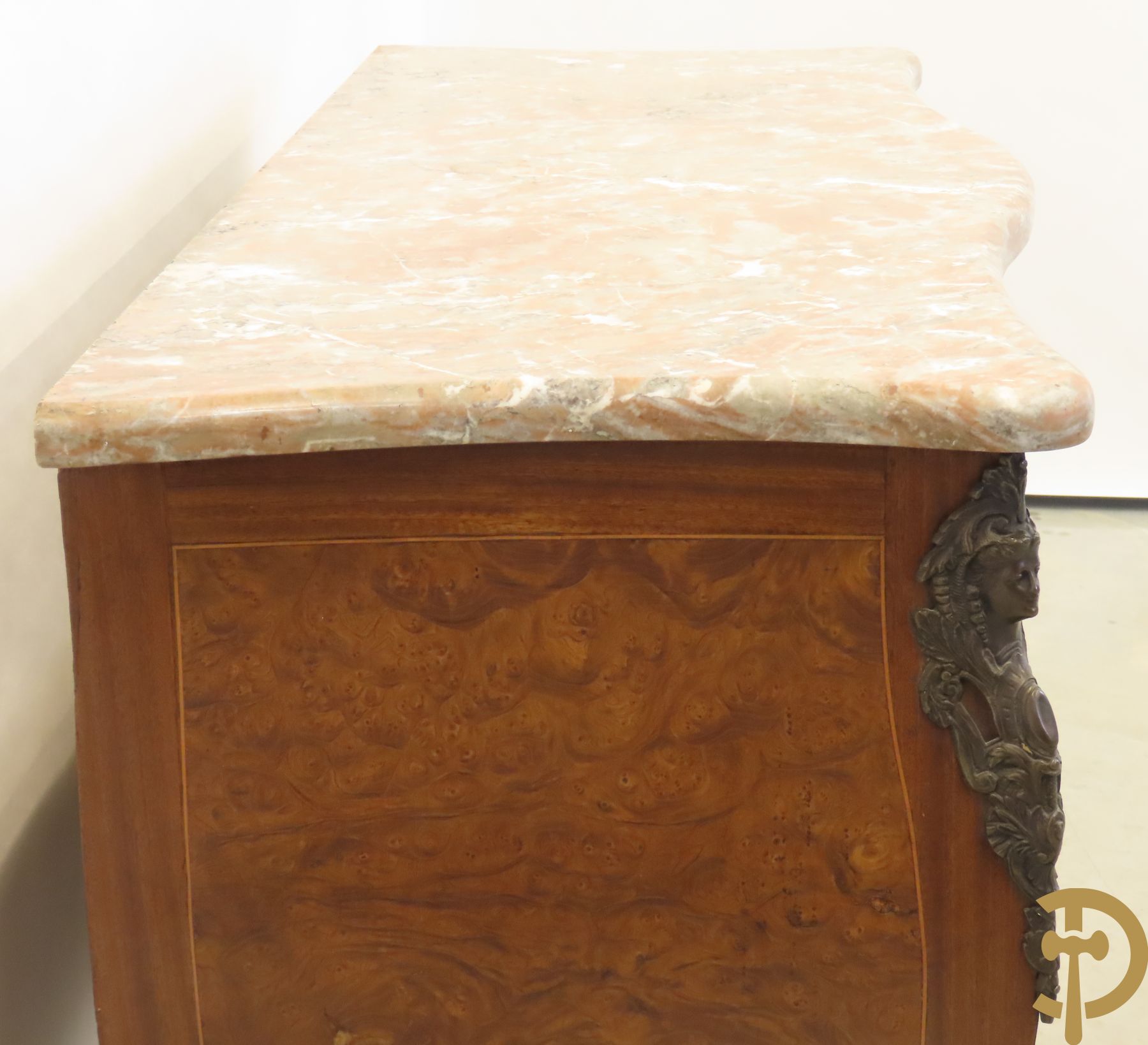 Wortelnotehouten gegalbeerde tweeladencommode met bronzen accanthusranken op lades, bronzen trekkers en dameshoofden opzij