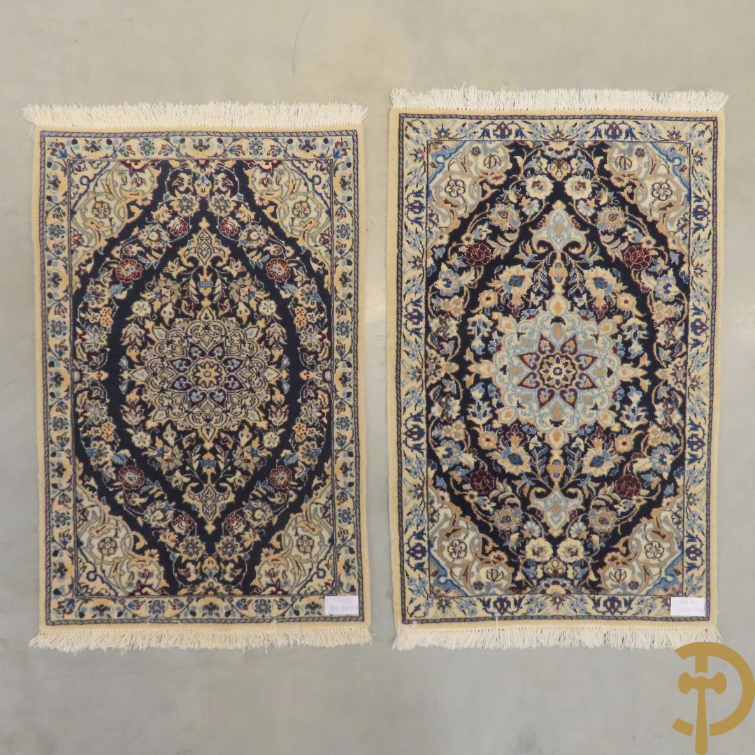 Twee oosterse handgeknoopte tapijten Nain