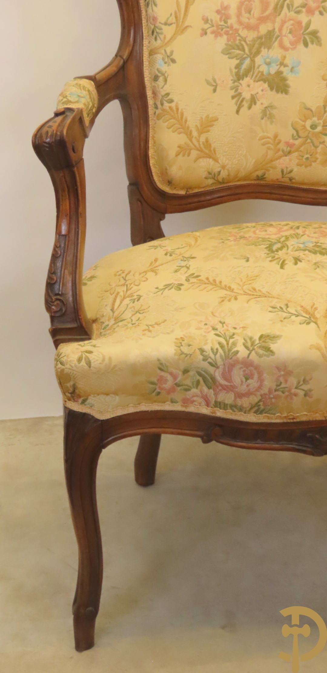Vijfdelig Louis XV salonensemble in beuk bestaande uit tweezit, 2 armzetels en 2 stoelen