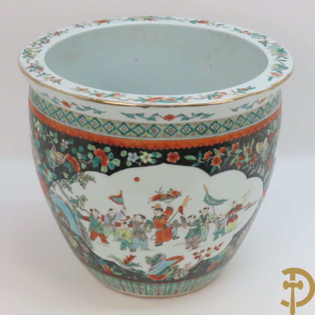 Chinese porseleinen cachepot met geanimeerd decor op zwarte fond met bloemen