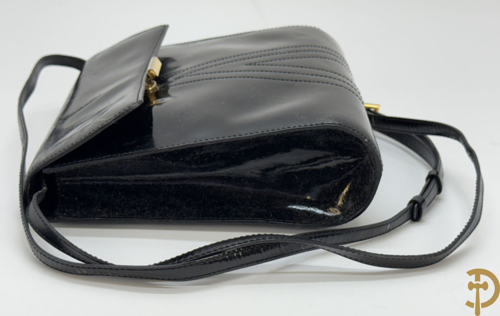 Blauwe lederen vintage Delvaux handtas + gelakte zwart lederen vintage Delvaux handtas met zak