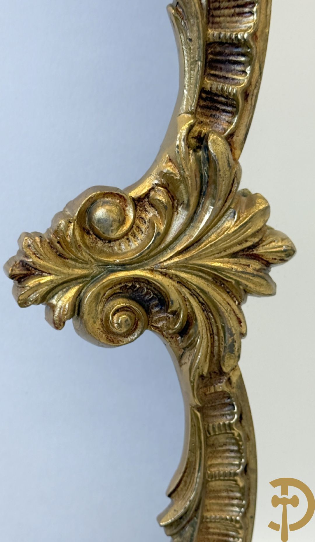 Koperen sierconsole Louis XV stijl met wit marmeren blad op 4 voluutvormige poten + bijhorende spiegel