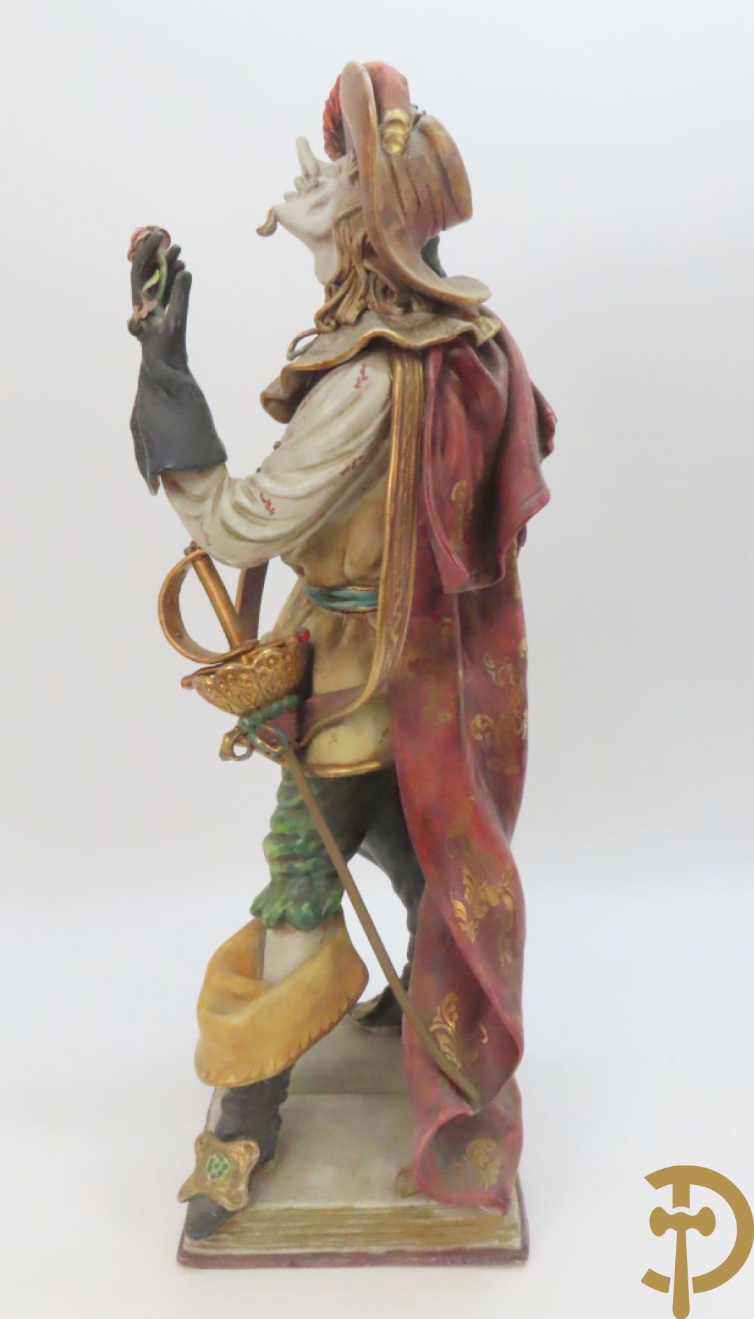 Twee Italiaanse beelden in meerkleurige faience, Cirano de Bergerac