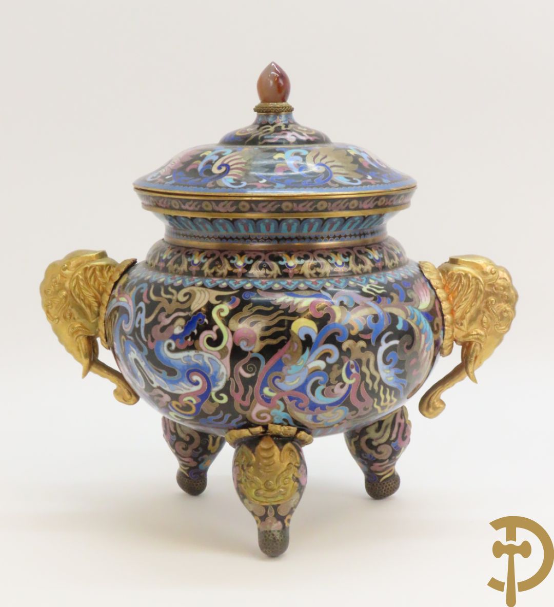 Potiche in cloisoné techniek met decor van draken en olifanten + blauwe cloisoné vaas met bloemendecor op sokkel + kleine cloisoné cachepot + cachepot met drakendecor