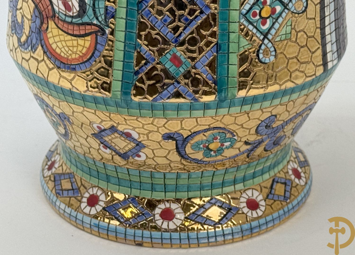 Twee Italiaanse vazen met verguld decor van personages en bloemenranken, Maioliche Deruta Italy 10005/45 en 10005/47