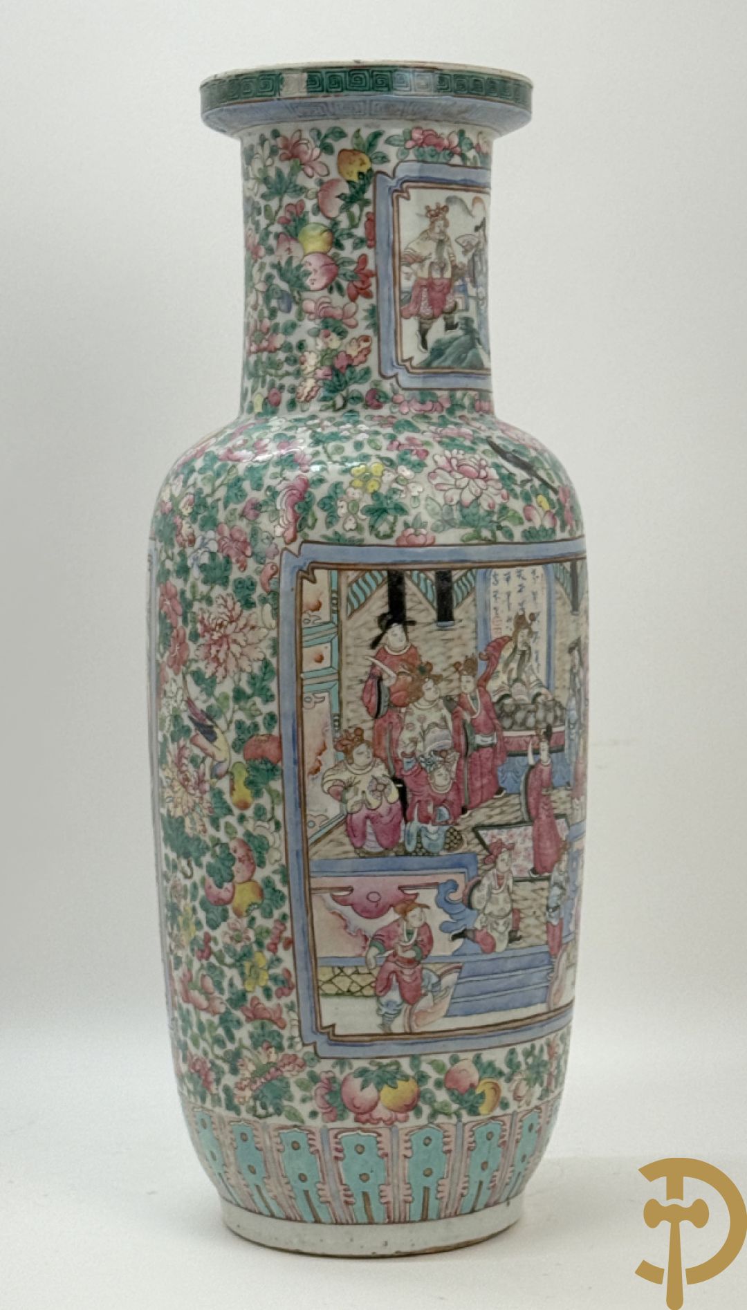 Chinese porseleinen vaas met geanimeerd decor en fond van bloemen, Kanton 19e