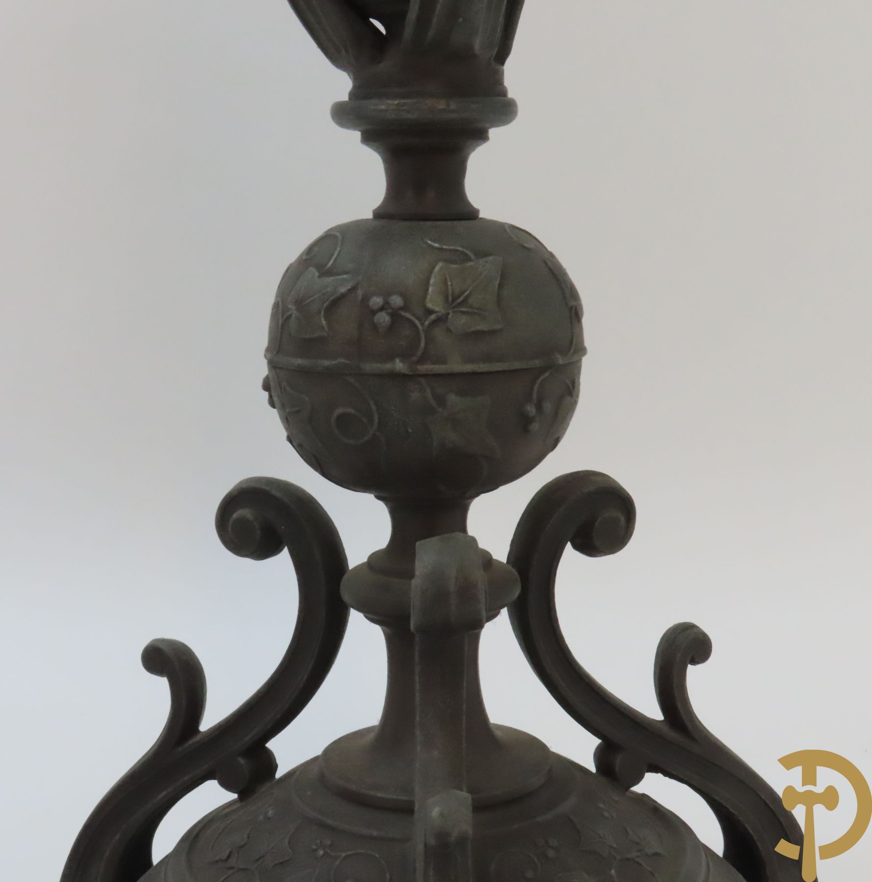 Paar kunstbronzen pique fleurs met kristallen geslepen fluiten