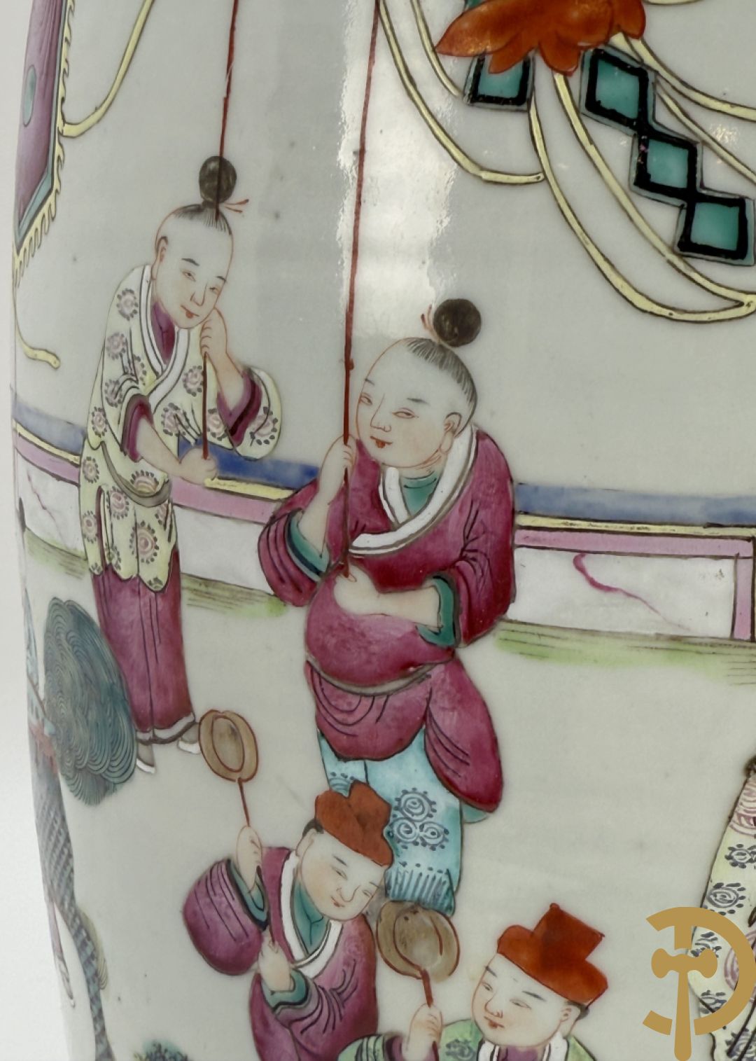 Chinese porseleinen vaas met dubbel decor van dieren, personages, dames en kinderen