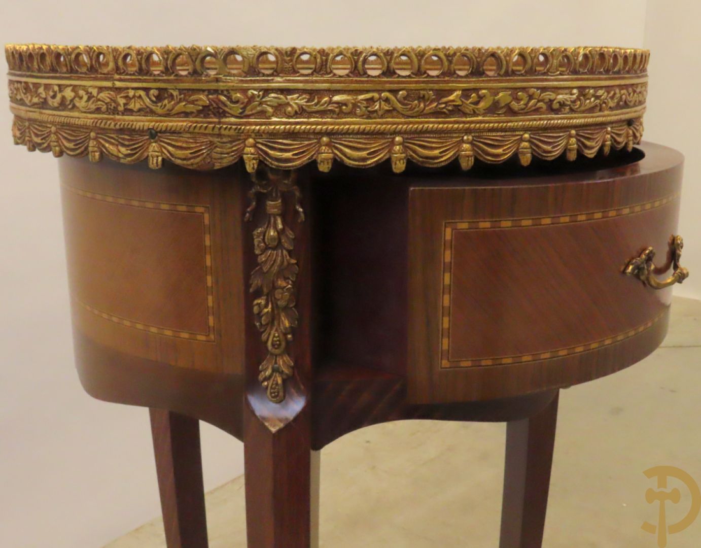 Vergulde notelaren bijzettafel bezet met bronsbeslag en marmeren blad op drie poten