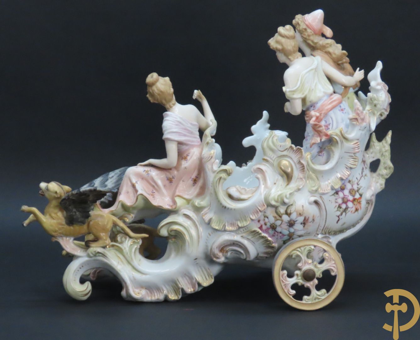 Meerkleurige porseleinen sierwagen slede met 3 dames voortgetrokken door 3 honden, onderaan gemerkt