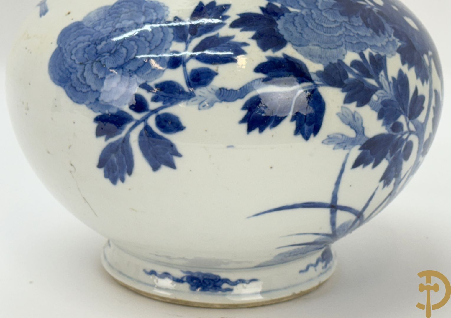 Chinese blauw/witte porseleinen kalebasvormige vaas met bloemen- en vogeldecor, onderaan gemerkt