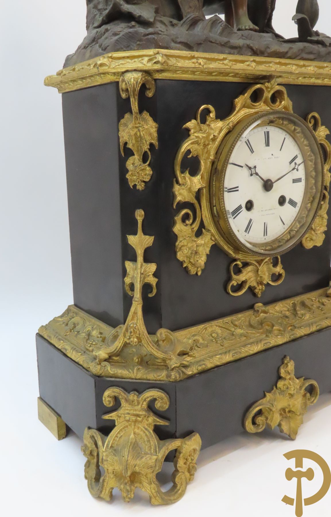 Napoleon III pendule met zwarte marmer, bovenaan bekroond met dame met amfoor en geflankeerd door paar bronzen kandelaars