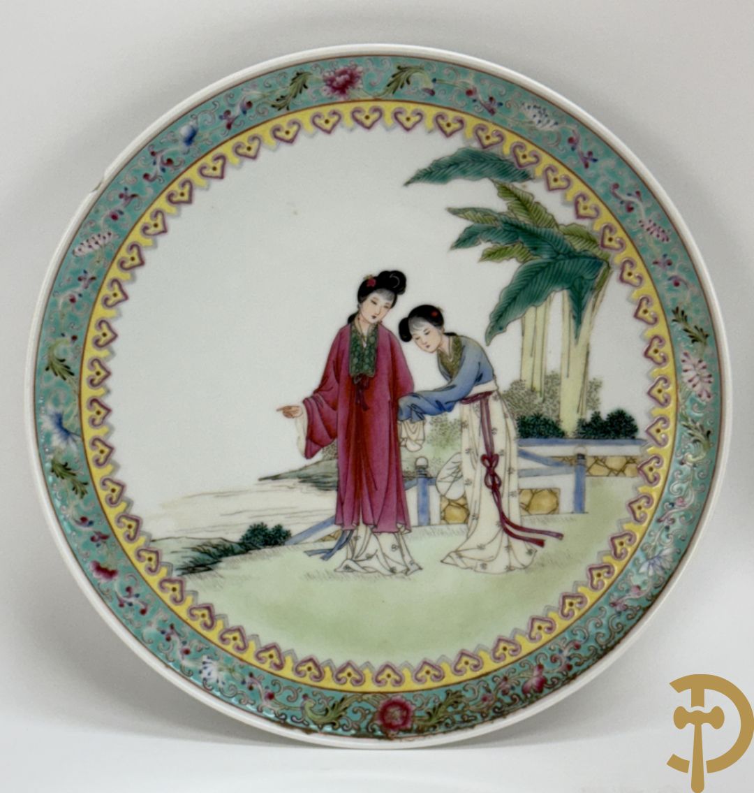 Paar porseleinen Chinese republieksbordjes met decor van dames in landschap