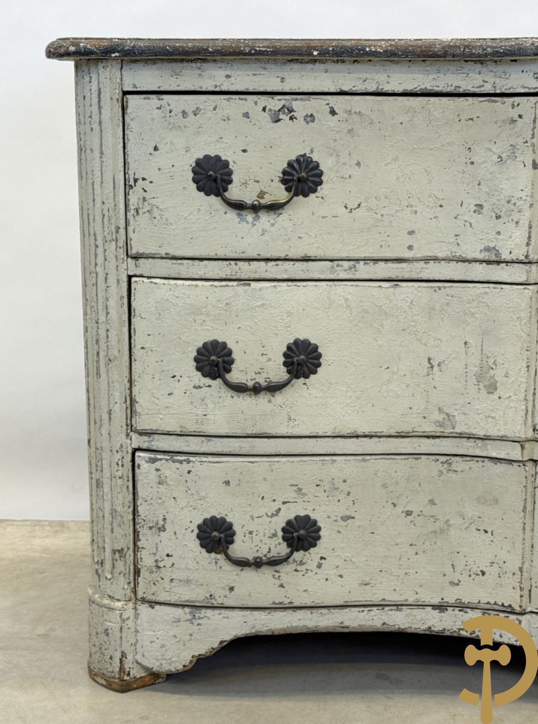 Gepatineerde 3 laden commode met bronzen trekkers en sleutelplaten