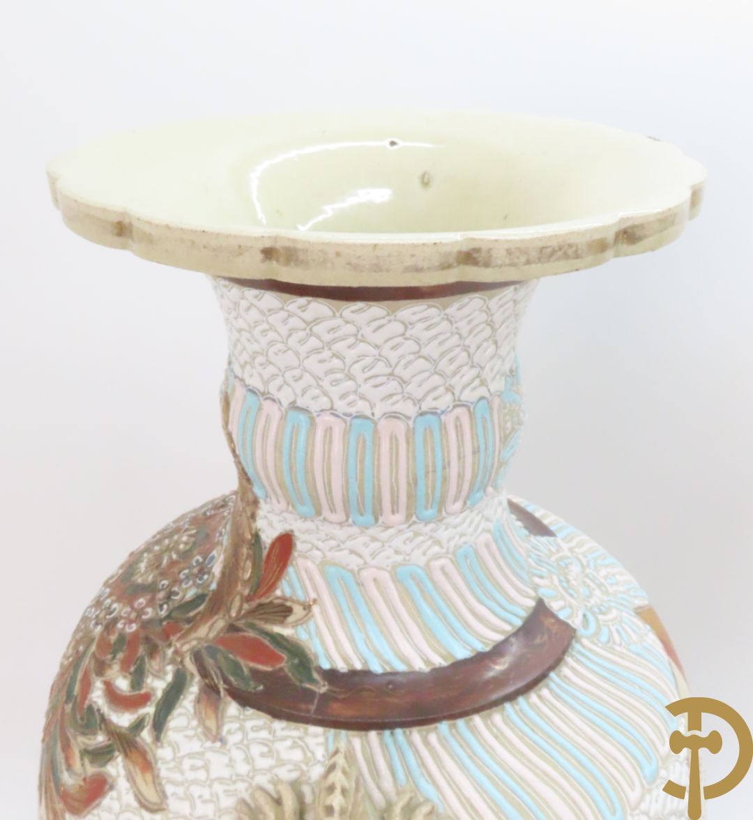 Paar Japanse Satsumat vazen met kijgerdecor en geanimeerde scènes, zijdelings met vogels bezet